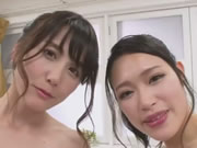 Zwei nasse Japanerinnen bedienen Kerl im Schaumbad