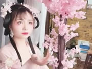 Nettes chinesisches Mädchen, das Fotos macht