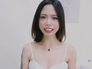 Asiatisches Mädchen tritt auf Füße